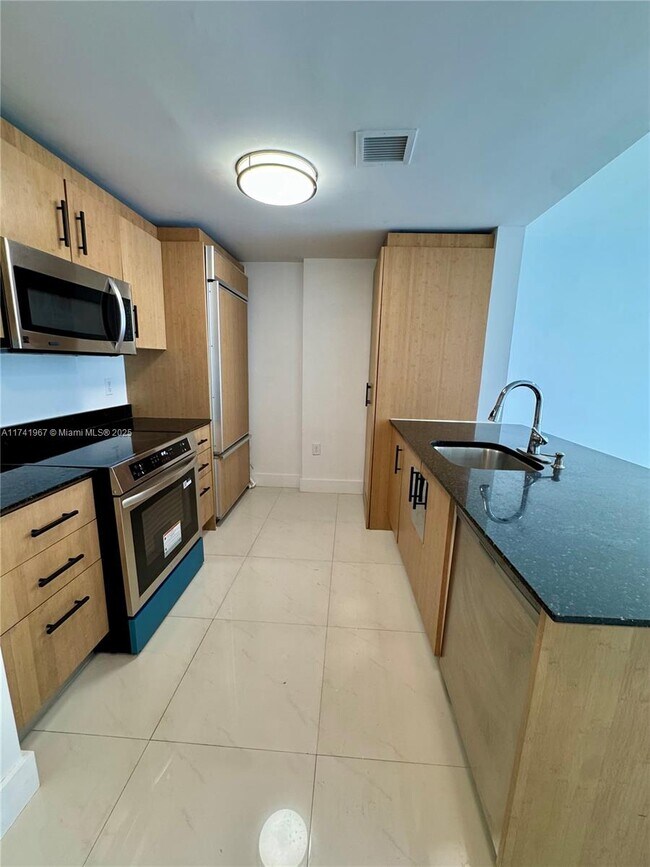 Building Photo - 10275 Collins Ave Unit 316 Rental