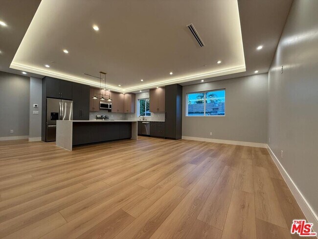 Building Photo - 6530 Varna Ave