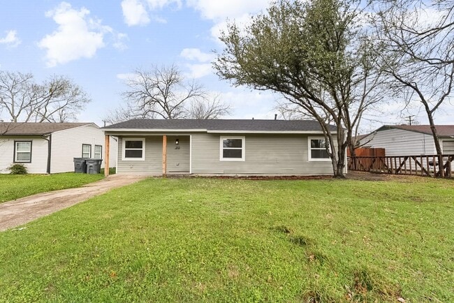 Building Photo - 2655 Larry Dr