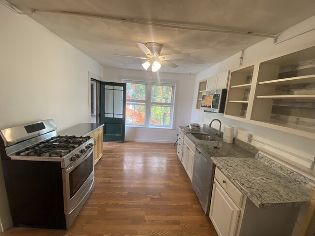 Building Photo - 21 Fairfield St Unit 6 Rental