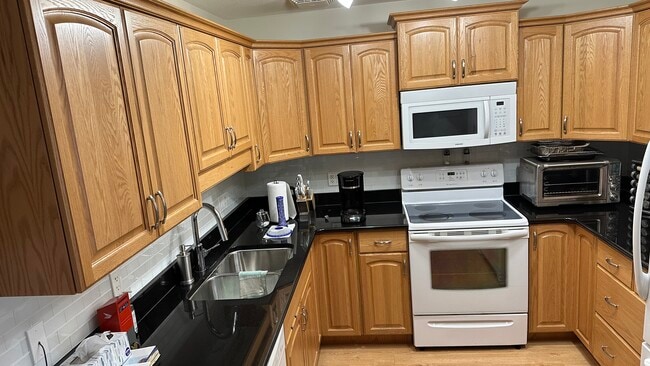 Photo - 102 Kingsmere Pl Unit 213