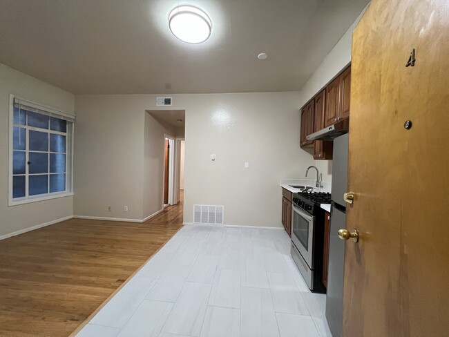 CHINATOWN - 2 Bedroom/ 1 Bathroom Apartmen... - CHINATOWN - 2 Bedroom/ 1 Bathroom Apartmen... Apartment Unit 4