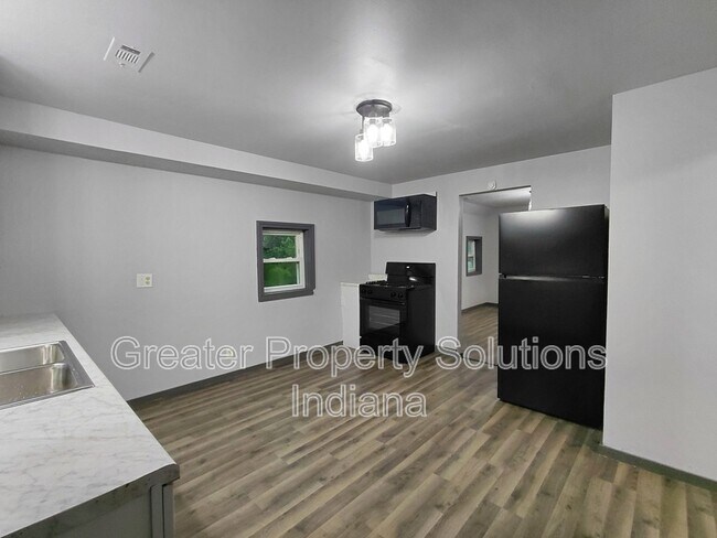 731 W 4th St