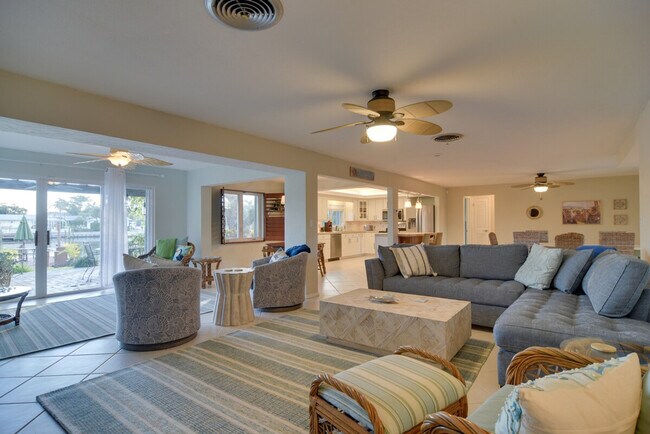 Building Photo - 301 N Tessier Dr Unit ID1385713P