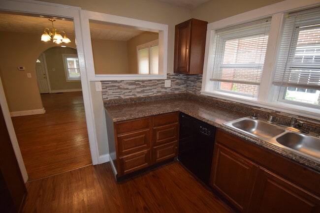 Building Photo - VIRTUAL SHOWINGS AVAILABLE - Great 4 Bedro... Rental