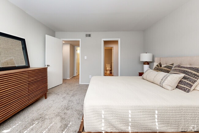 2BR - 1BA, 930SF - DMG Mountainside