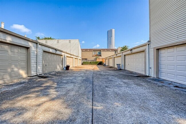 Building Photo - 1926 Augusta Dr Unit 18