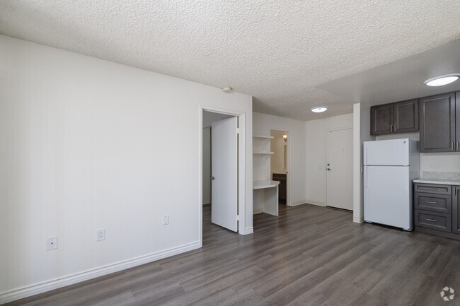 1BR, 1BA - 540SF - Living/ Dining Room