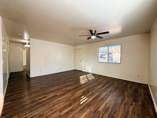Photo - "Spacious 4-Bedroom Townhouse in Prime Phoenix Location – Quiet and Move-in ready!" Unidad 2