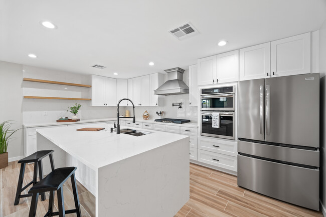 Beautiful Chefs Dream Kitchen - 1010 E Indianola Ave House