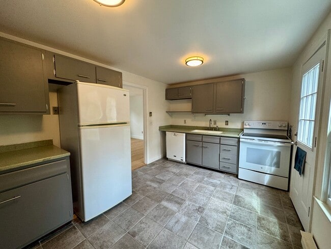 South Portland 2BD/1BA with Off Street Par... - South Portland 2BD/1BA with Off Street Par... Rental