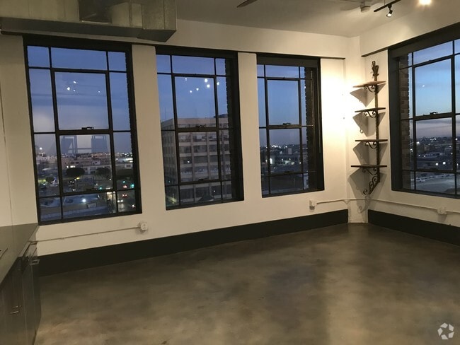 Building Photo - 315 E 8th St Unit 704 Rental
