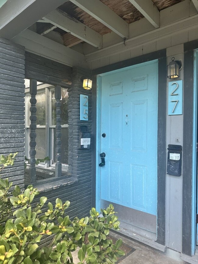 Building Photo - ONE BEDROOM APARTMENT WITH WATER BILL PAID!