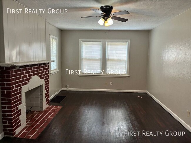 Photo - 207 Ashwood Ave