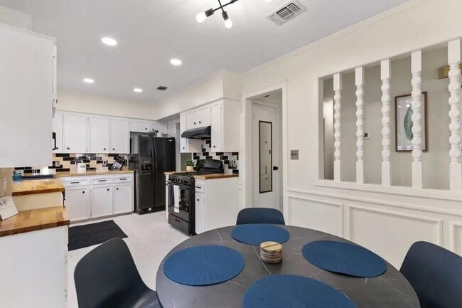 Photo - 7009 Whispering Oaks Dr