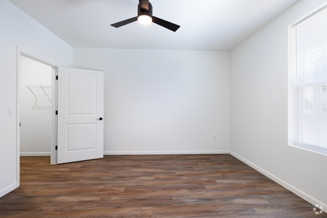 1BR, 1BA - 895SF - Bedroom