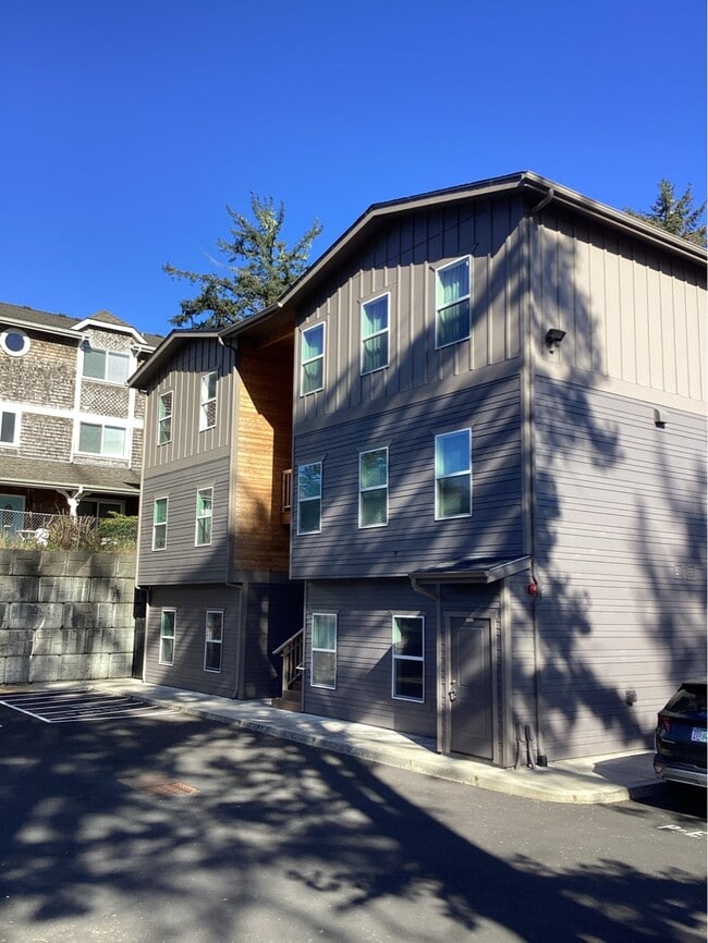 Building Photo - 2950 SW Coho St