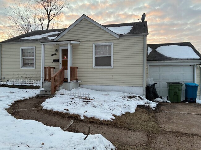 Building Photo - 7470 Sharon Dr