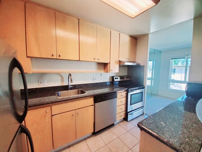 Top floor Woodlake unit with lake view - Top floor Woodlake unit with lake view Condo Unit 409