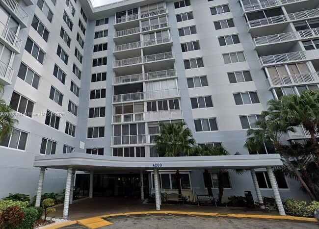 Building Photo - 4200 Hillcrest Dr Unit 505 Rental