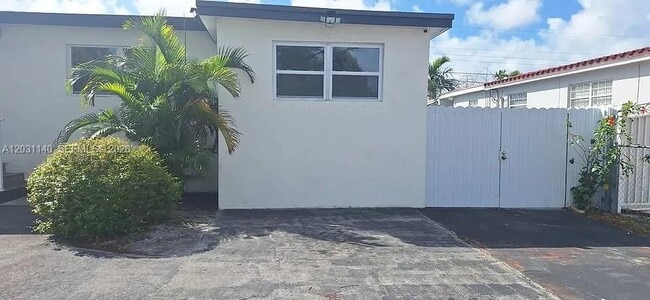Building Photo - 7860 SW 17th St Unit A