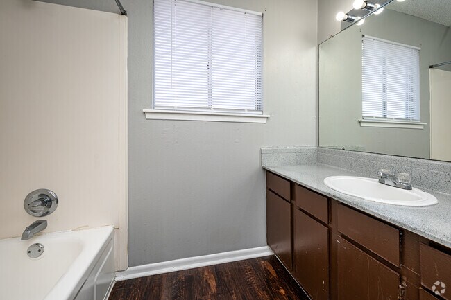 1BR, 1BA Townhouse - 887SF - Bathroom