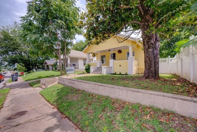 2/1 Bright and Cheery Home Right Off Downtown!