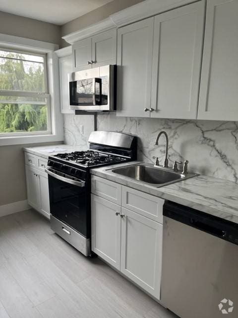 Building Photo - 84 Dongan Ave Rental