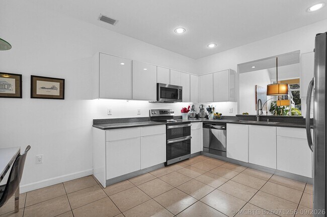 Photo - 616 W Palm Aire Dr