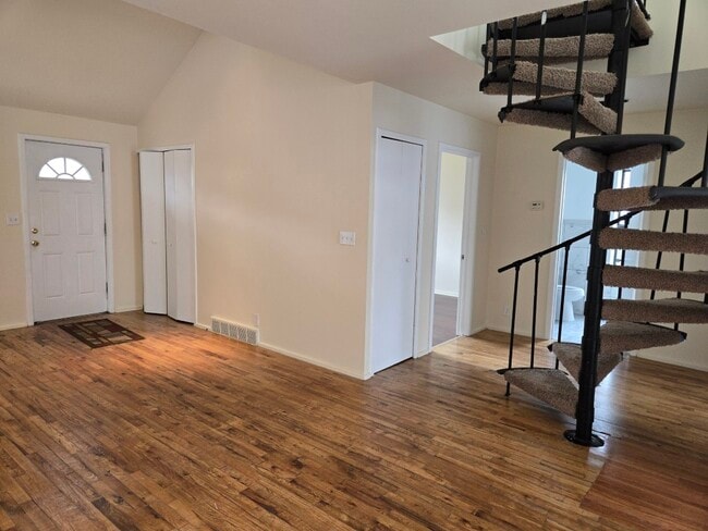 Photo - 755 Emmons Ave