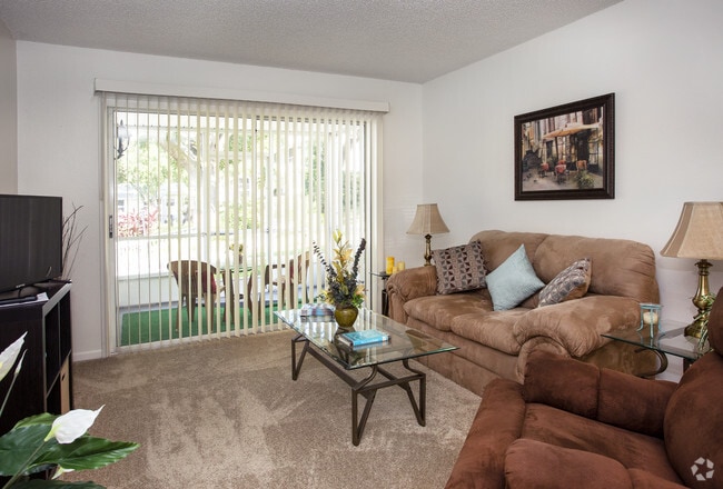 1BD/1BA - 786 SqFt - Living Room - Quails Bluff