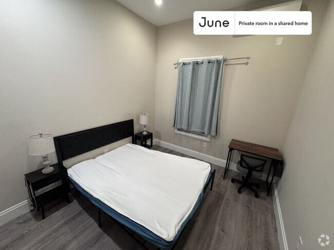 Building Photo - Private bedroom in 3 bed/2 bath Home