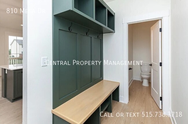 Photo - 810 SE Mesa Dr