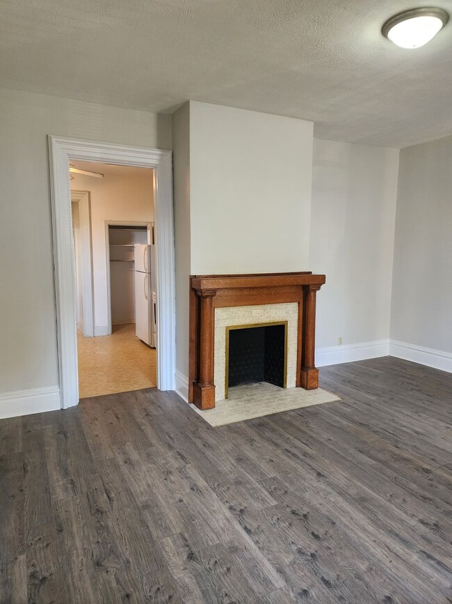 Photo - 252 W Locust St Unidad B