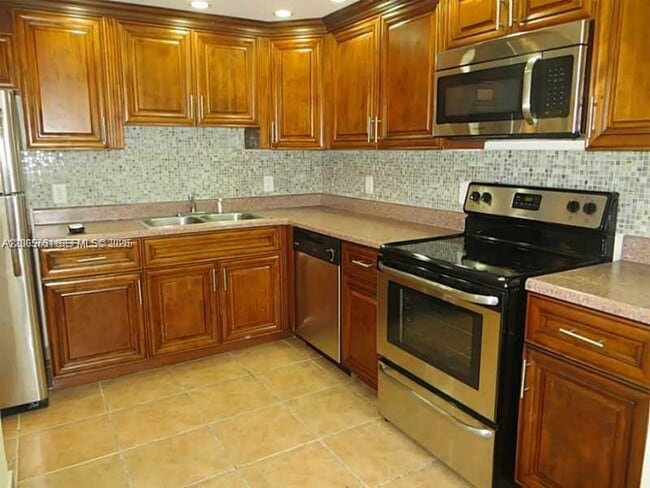 Building Photo - 2025 NE 164th St Unit 312