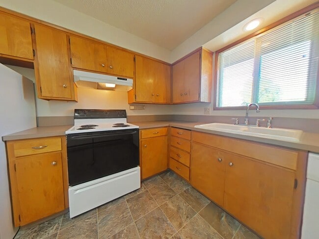 Photo - 2 Bedroom Apartment ~ Close to Campus Unidad 555 NW Kings #4