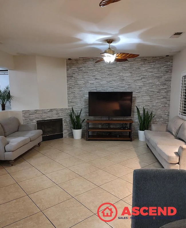 Photo - Spacious 5 Bed / 2 Bath Home Near Riverlakes Golf Course!