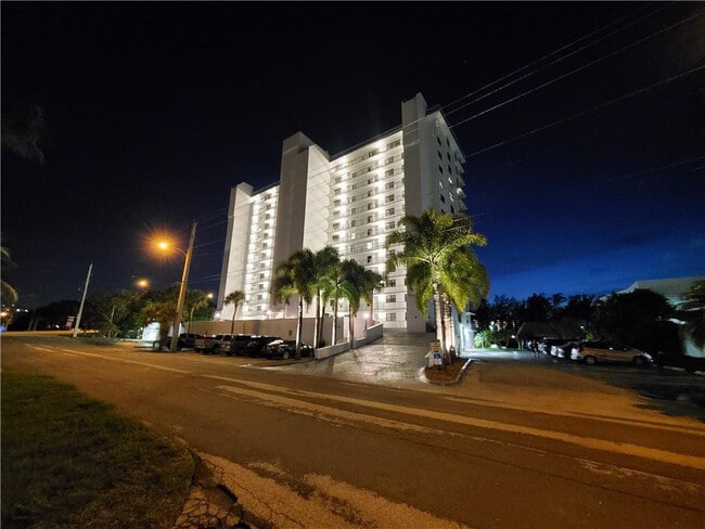 Photo - 1401 N Riverside Dr Unit 807