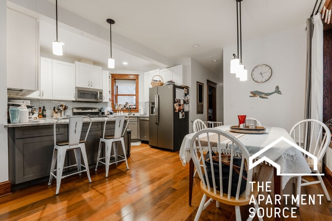 Photo - 1019 W Oakdale Ave Unit 1