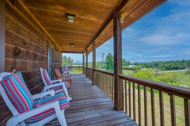 Photo - 527 Laughter Rd