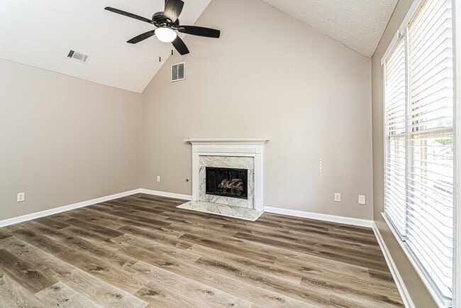 Photo - 109 Aztec Way SE