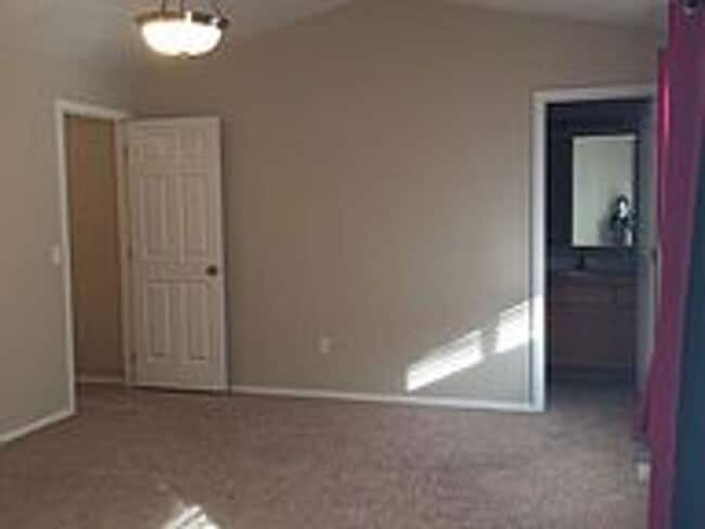 Photo - Comfort Meets Convenience in the Heart of Pullman