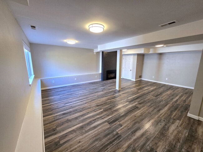 Building Photo - 4300 S 140th St Unit B