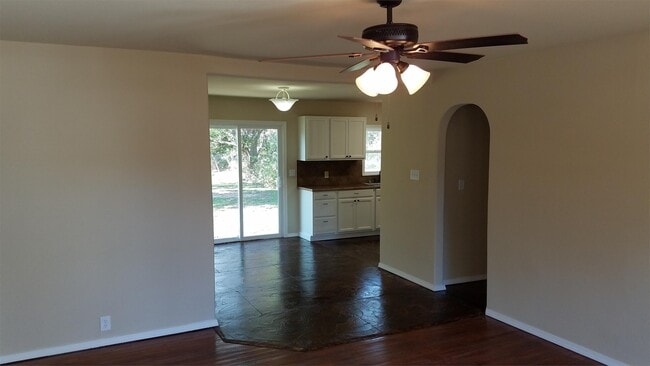 Photo - 355 N Oak St