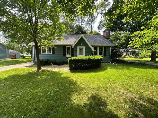 Building Photo - Three Bedroom Three Bath Rental