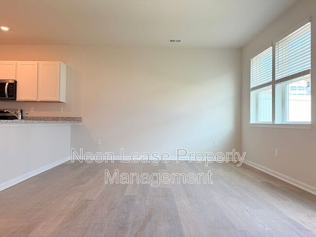 Photo - 529 Colette St