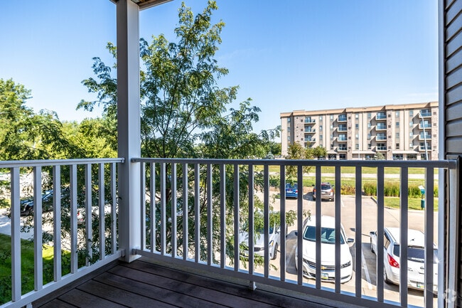 1BR, 1BA - 765SF - Balcony