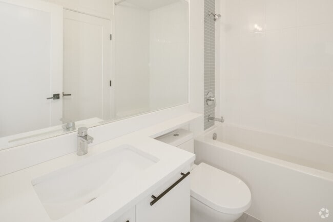 1BR, 1BA w/ Den - 640SF - Bathroom