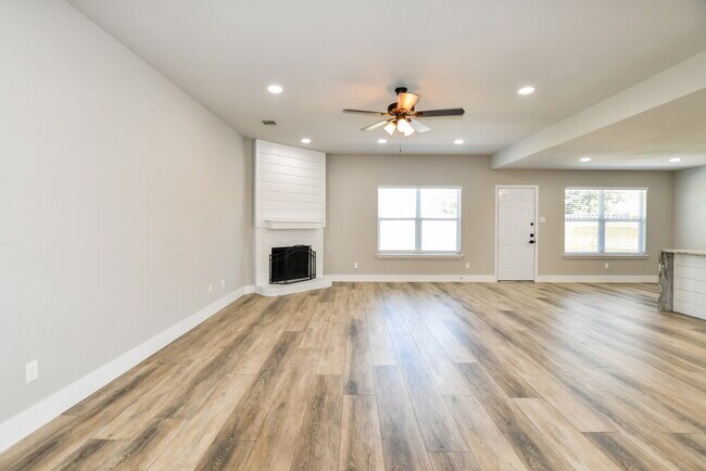 Photo - 1621 Lesli Dr