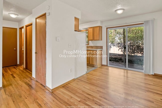 Photo - Urban Oasis in Mt. Tabor: Sunlit One-Bedroom End Unit! Unidad 50 SE 73rd Avenue